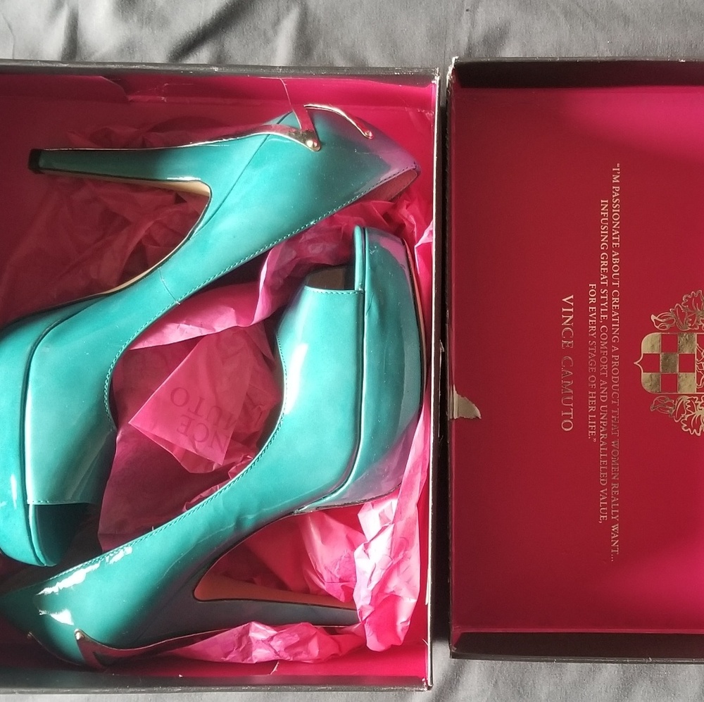 Closet closing 9/30- Turquois Vince Camuto *RARE*